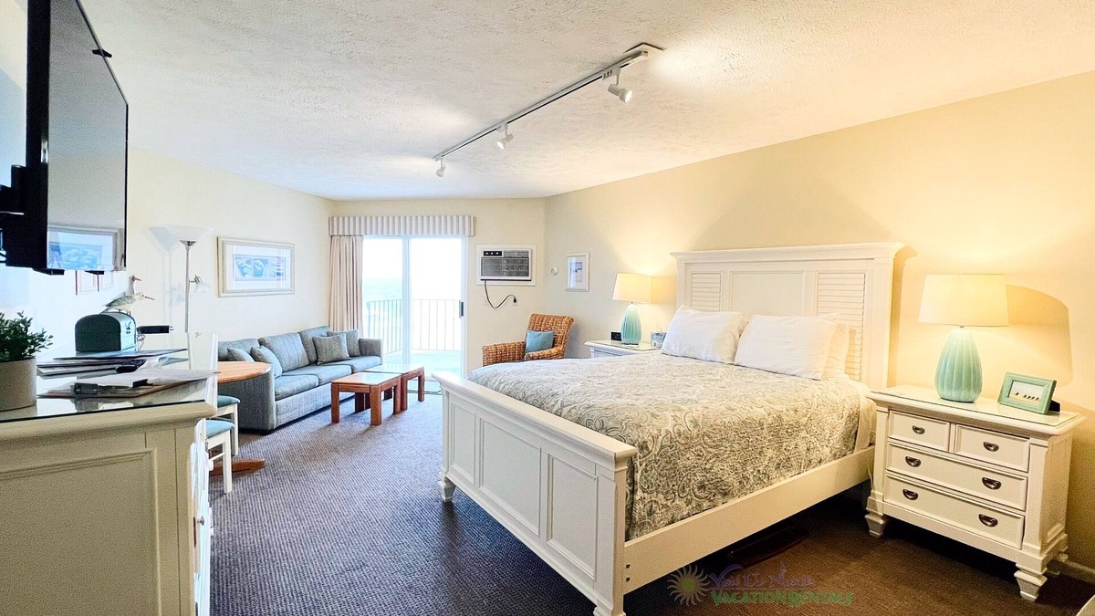 Traverse City Condo | Sandy Beach! Pool, air conditioning. Traverse City studio condo on the Bay