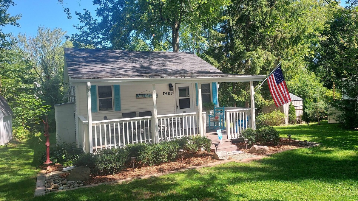 Lexington Cottage | Sandy beach retreat! 500 ft to beach! 3 miles to the quaint village of Lexington