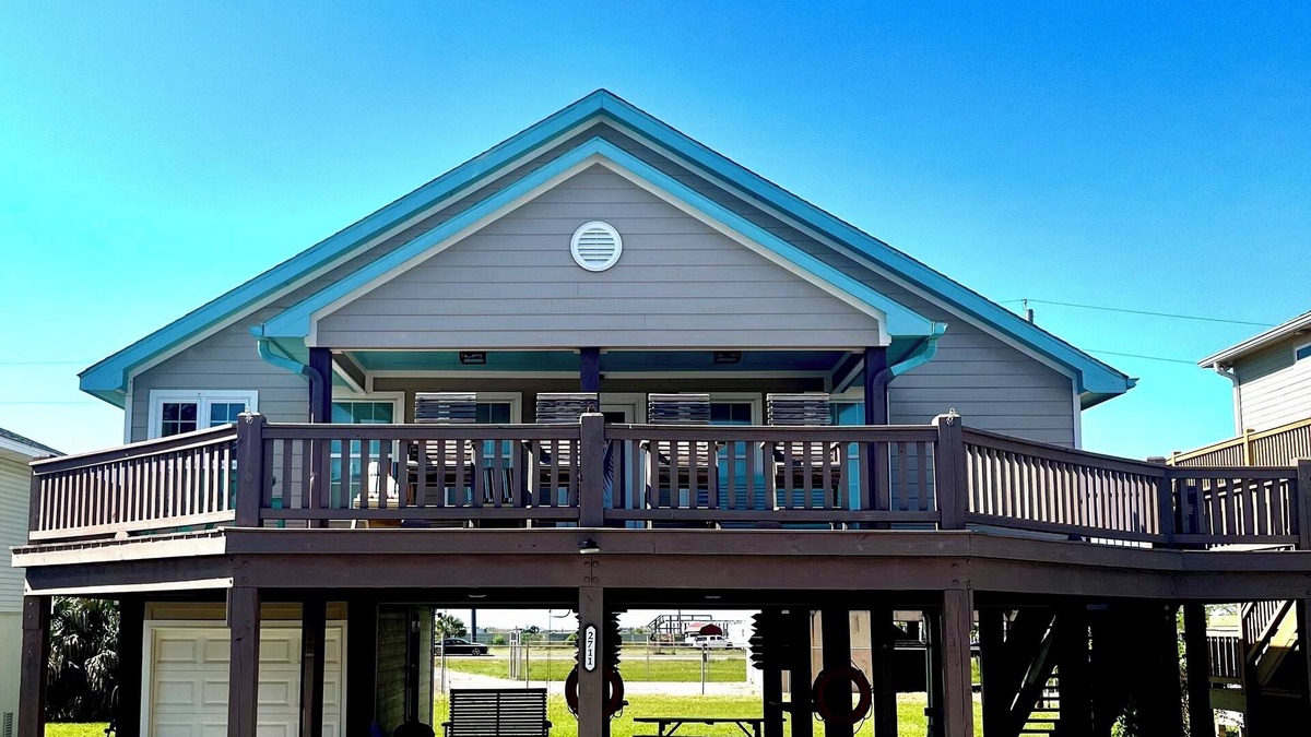 Port Bolivar House | Sandy Blue Heaven – Relaxing Beach Getaway Large Deck, Family, & Pet Friendly