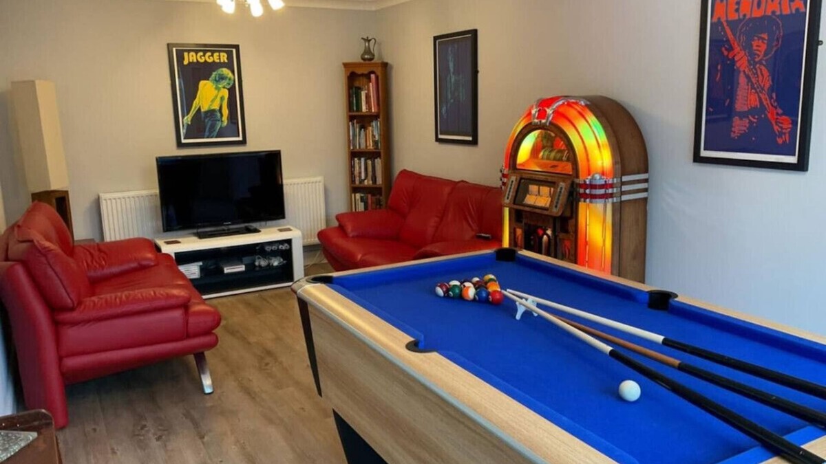 Camber Cottage | Sandy Bottom - opposite the Dunes – Pool Table & Juke Box