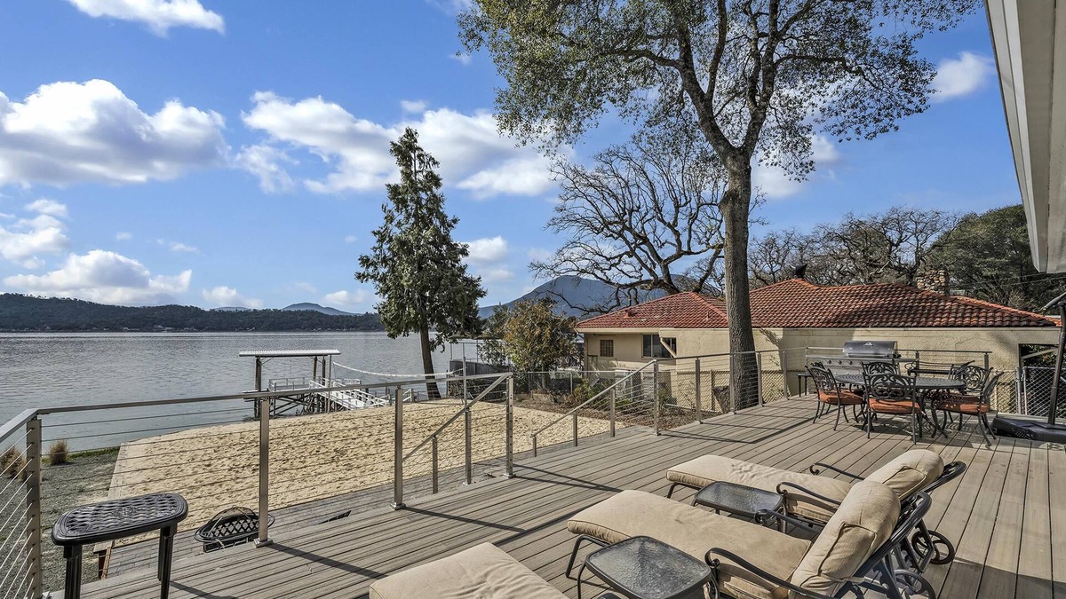 Clear Lake House | Sandy Feet Retreat - lakefront Retreat with sand volleyball court!