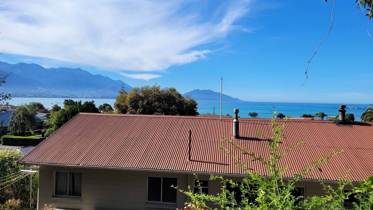 Kaikoura House | Sandy Feet Retreat - Enjoy a Classic Kiwi Batch with Ocean and Mountain Views