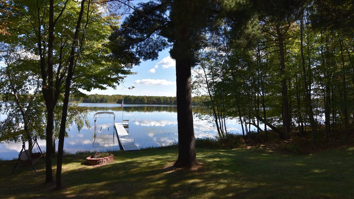 New Auburn Cabin | Sandy Frontage on Sand Lake