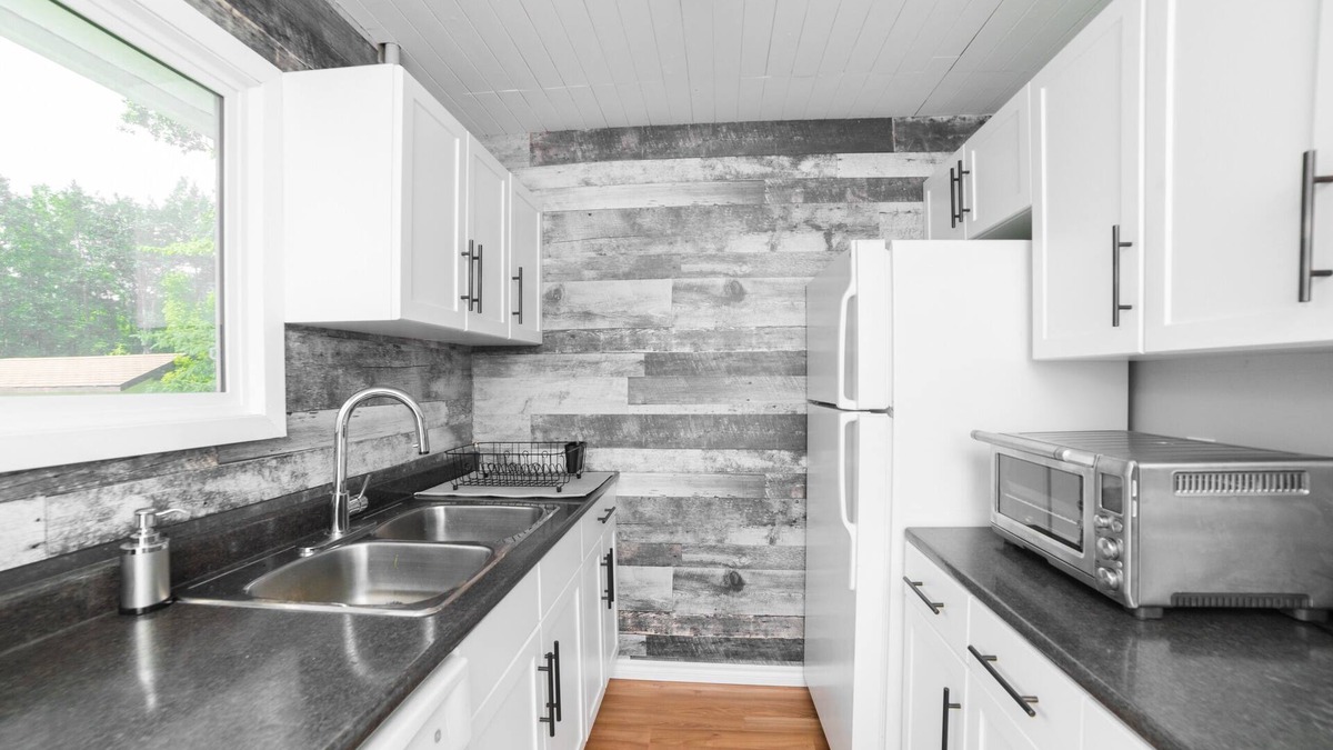 Manitoba House | π Sandy Hook: 2 Queens, Pet Friendly, One Min to Beach, Ice Fishing and Snaks