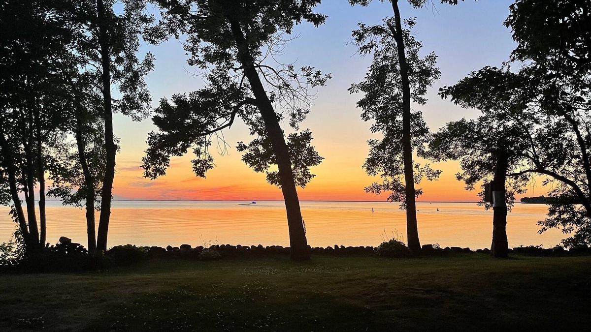 Isle Cabin | Sandy Point Mille Lacs - Sunset Views & Walking Distance to Hunter's Point!