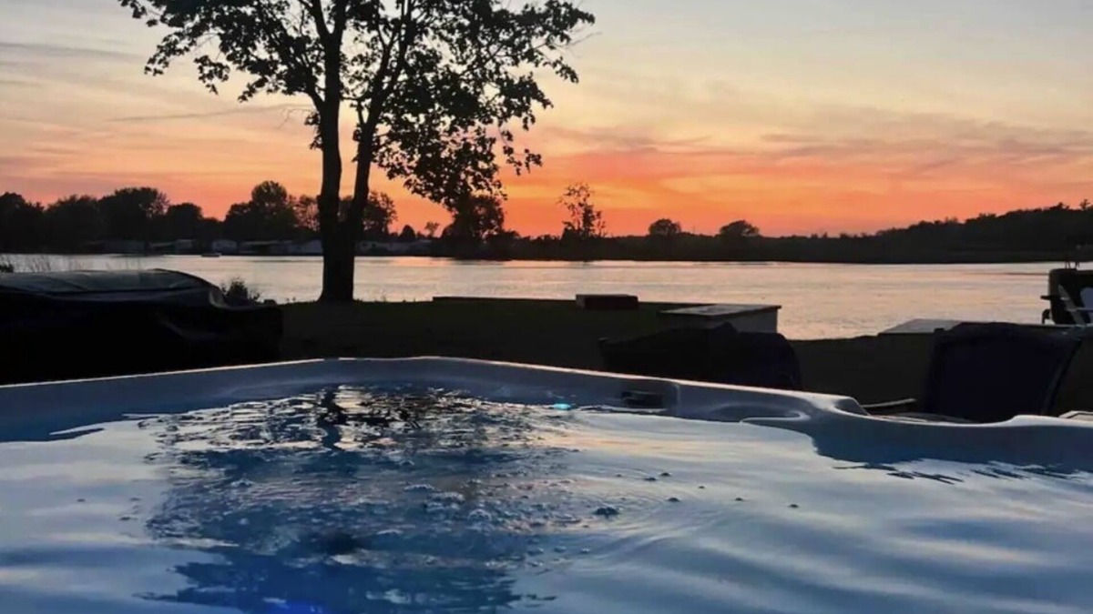 Mannsville Cottage | Sandy Pond Waterfront W/Hot Tub, on Golf Course!