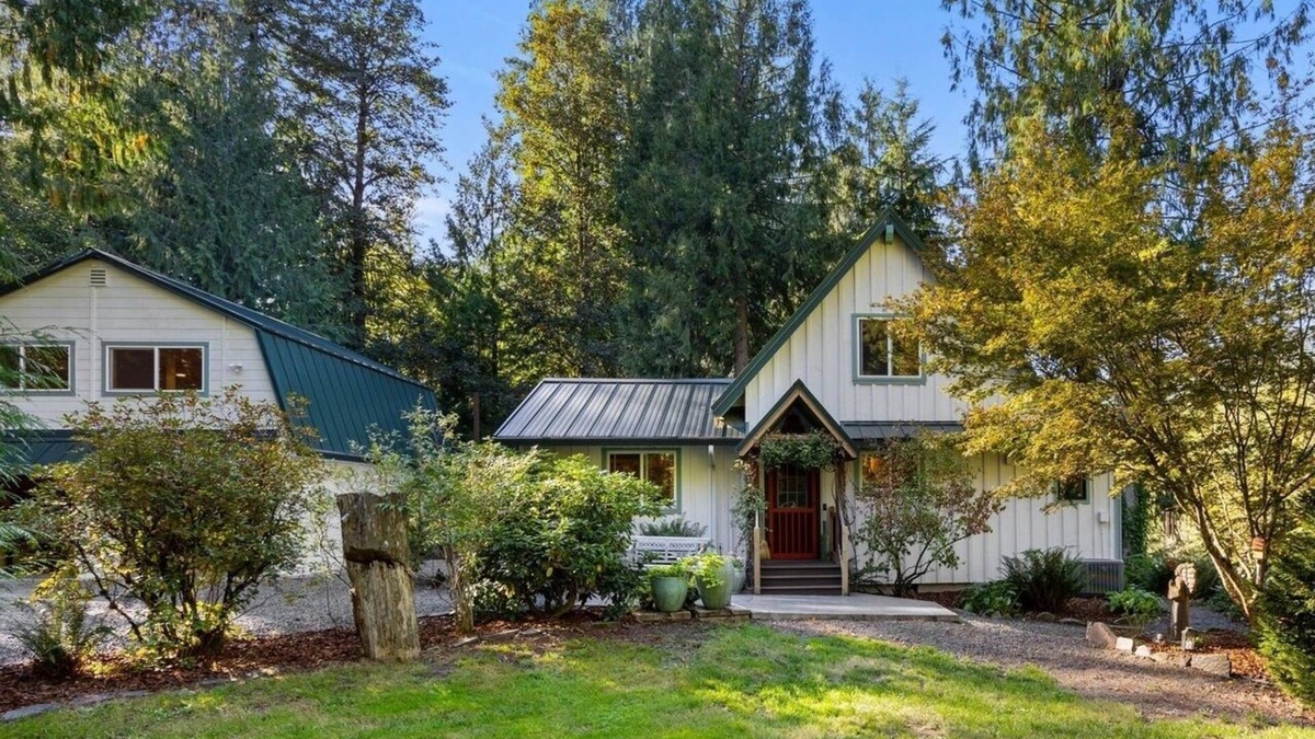 Sandy House | Sandy River's Hush, Cozy Cabin on 1.2 acres tucked above the Sandy River