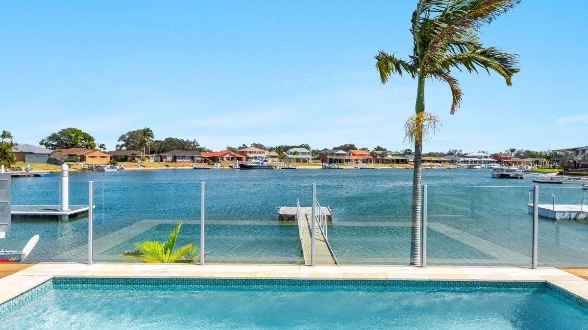 Yamba House | Sandy Shores | Absolute Waterfront with swimming pool