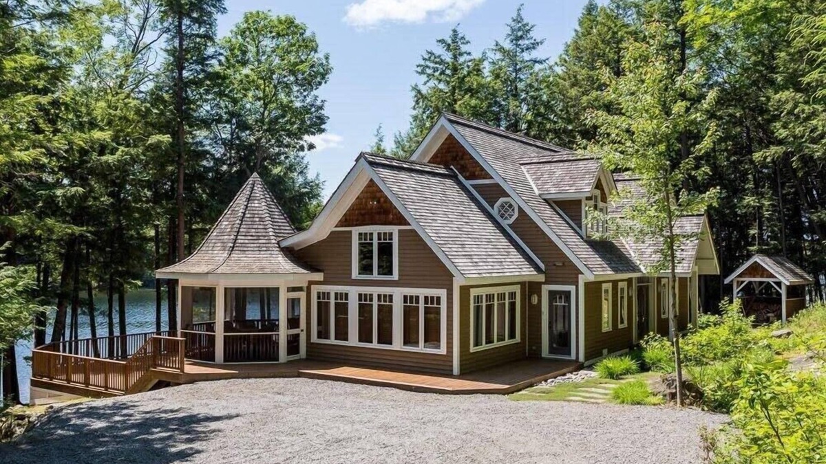 Muskoka Lakes House | Sandy Shores on Lake Joe