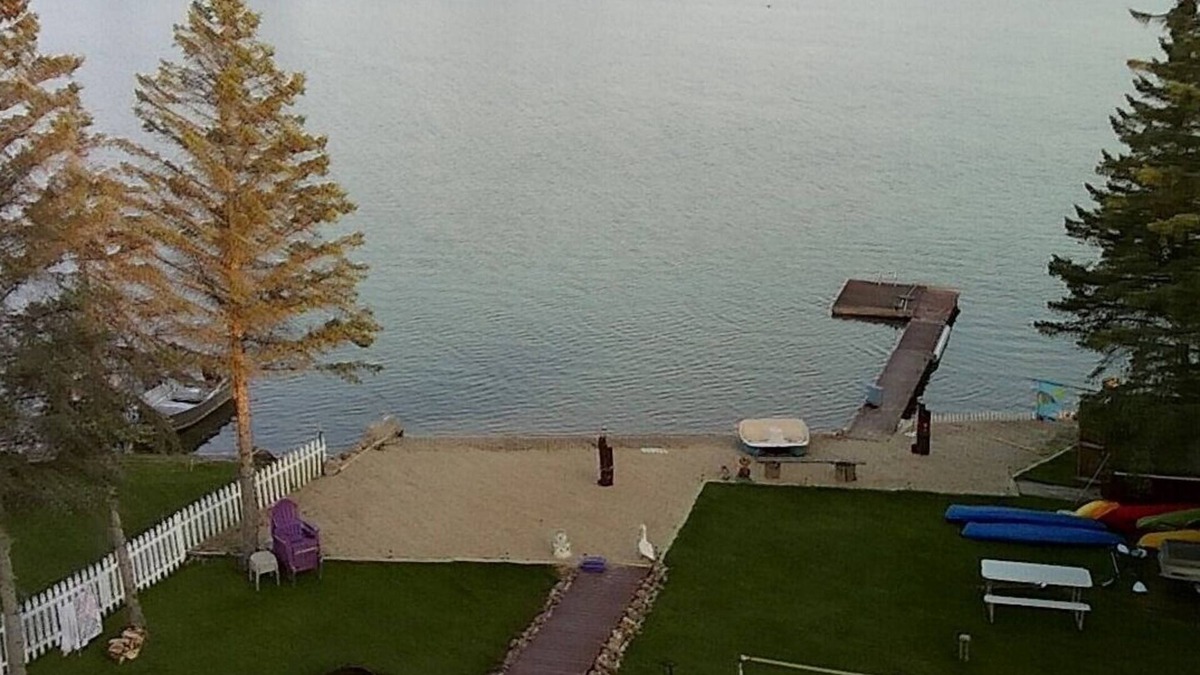 West Branch House | *SANDY SWIM-IN-BEACH* Lakefront 🏖 A/C included! 3BR West Branch, MI Getaway