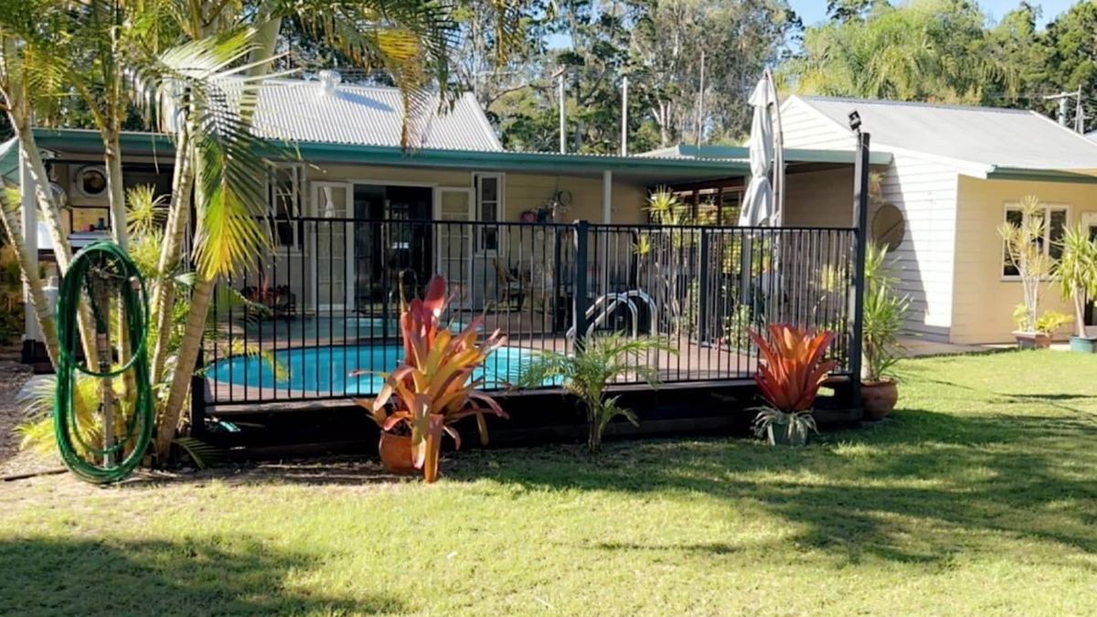 Toogoom Cabin | Sandy Toes Beachside Pad-Walkway to Toogoom Beach-Sleeps 4-BBQ-Plunge Pool