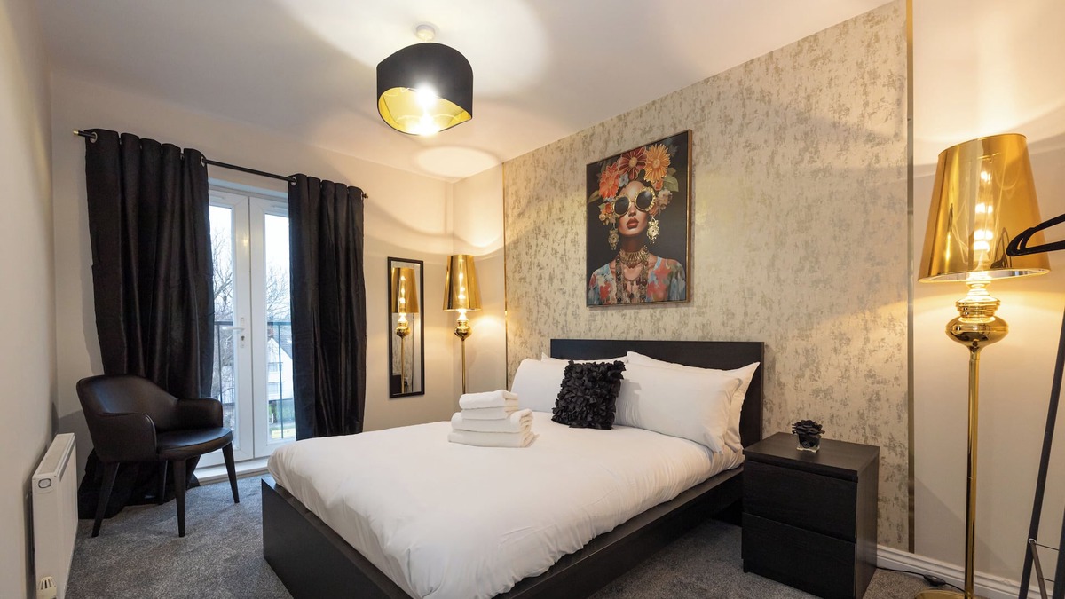 Broadheath Apartment | SandyCroft- Free Secure Parking, close to tram stop and close to the Airport