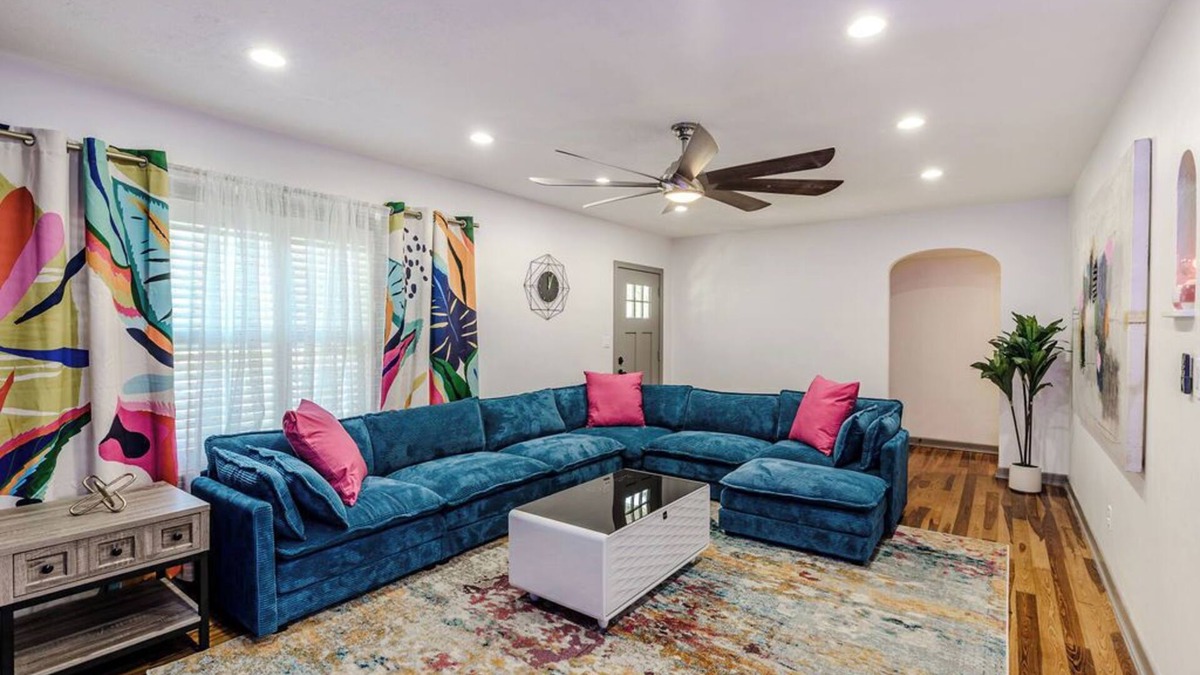 Sanford House | Sanford Story House- Pool, Mini Golf, Arcade and Fire Pit!