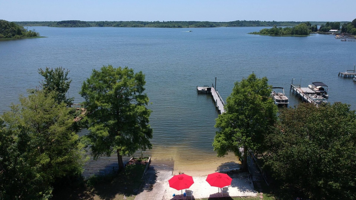 Summerton House | SANITIZED! Lake Marion Lakefront Sandy Beach, Ramp, Sleeps 19, Wi-Fi Cable