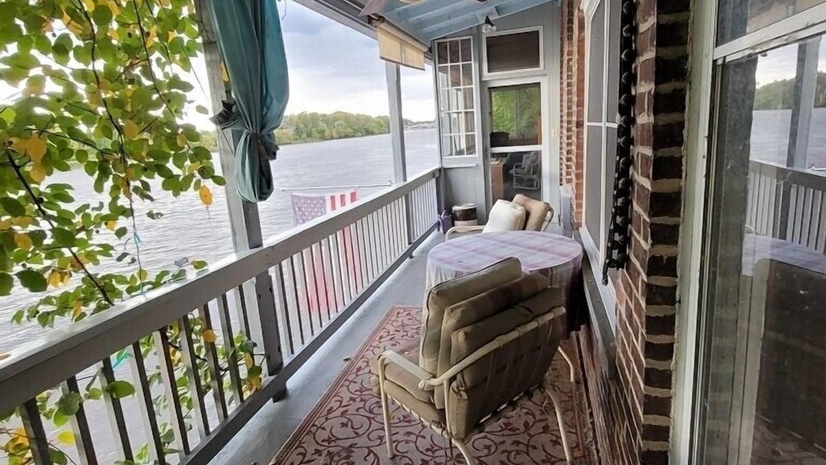 Newtonville House | Sans Souci House & Annex Apartment - Hudson Riverfront - Historic Downtown, Troy