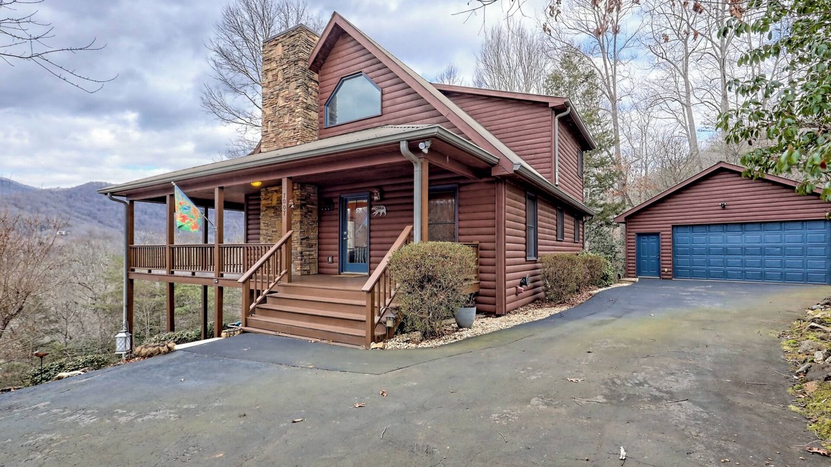 Hiawassee Cabin | Santa Marta Summit - By Chatuge Home Concierge Mountainview, firepit, ping-pong table, card table & gas grill.