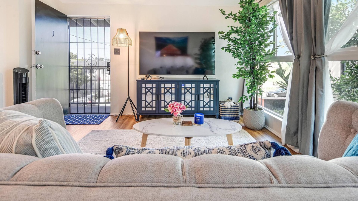 Ocean Park Apartment | Santa Monica Beach Suite. Off street parking and walking distance to everything!