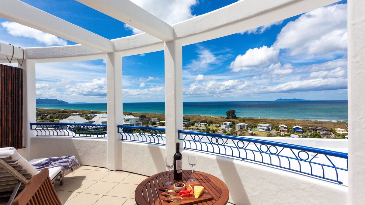 Bowentown Apartment | Santorini style, luxury apartment, stunning views!