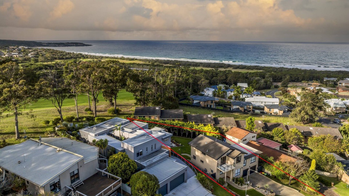 Tura Beach Cabin | Sapphire Art House - Pet friendly 4 bedroom