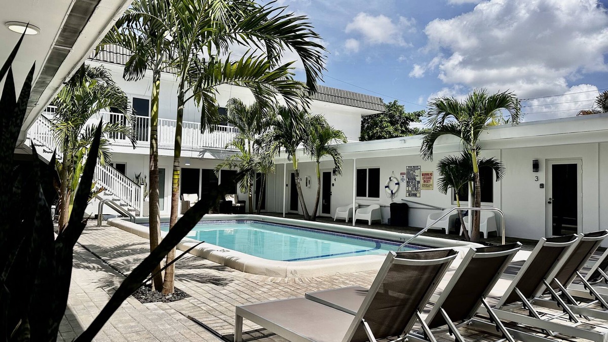 Lauderdale-by-the-Sea Hotel | Sapphire by the Sea Unit 12 King Bed, kitchenette, pool view, Sleeps 2
