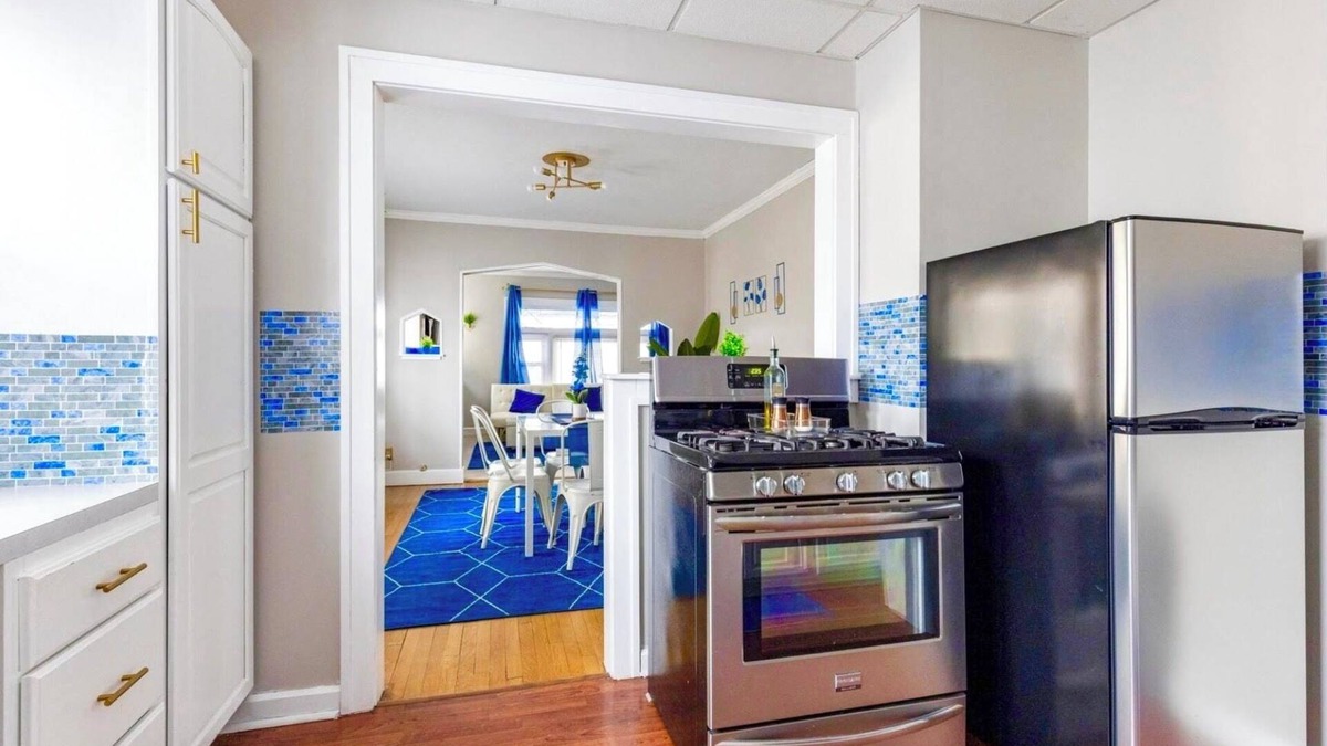 Old Brooklyn House | Sapphire Haven: Spacious Family 6BR Triplex | Laundry, Parking, Safe Location 8 Min to Airport