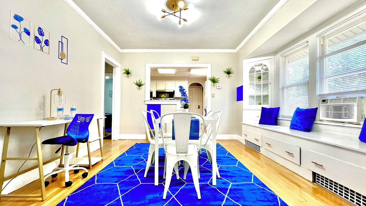 Old Brooklyn House | Sapphire Haven: Spacious 1BR Lower Unit Retreat | Laundry, Parking & Safe Location 8 Min To Airport