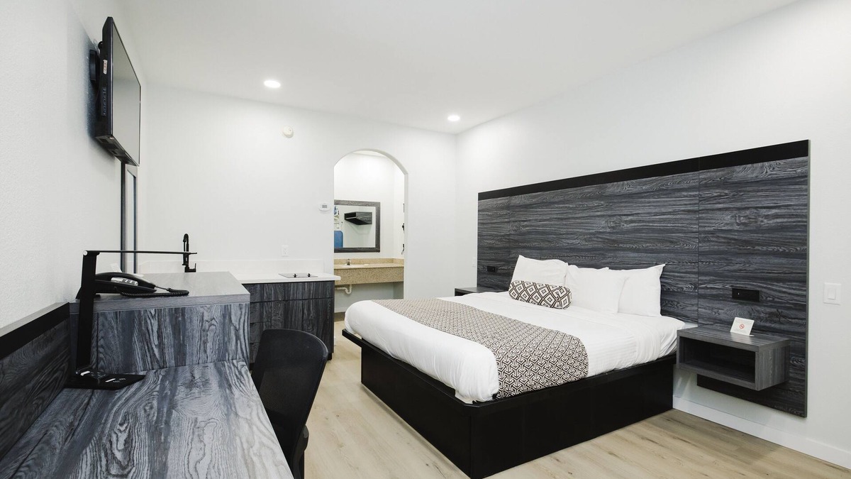Deer Park Hotel | Sapphire Inn and Suites