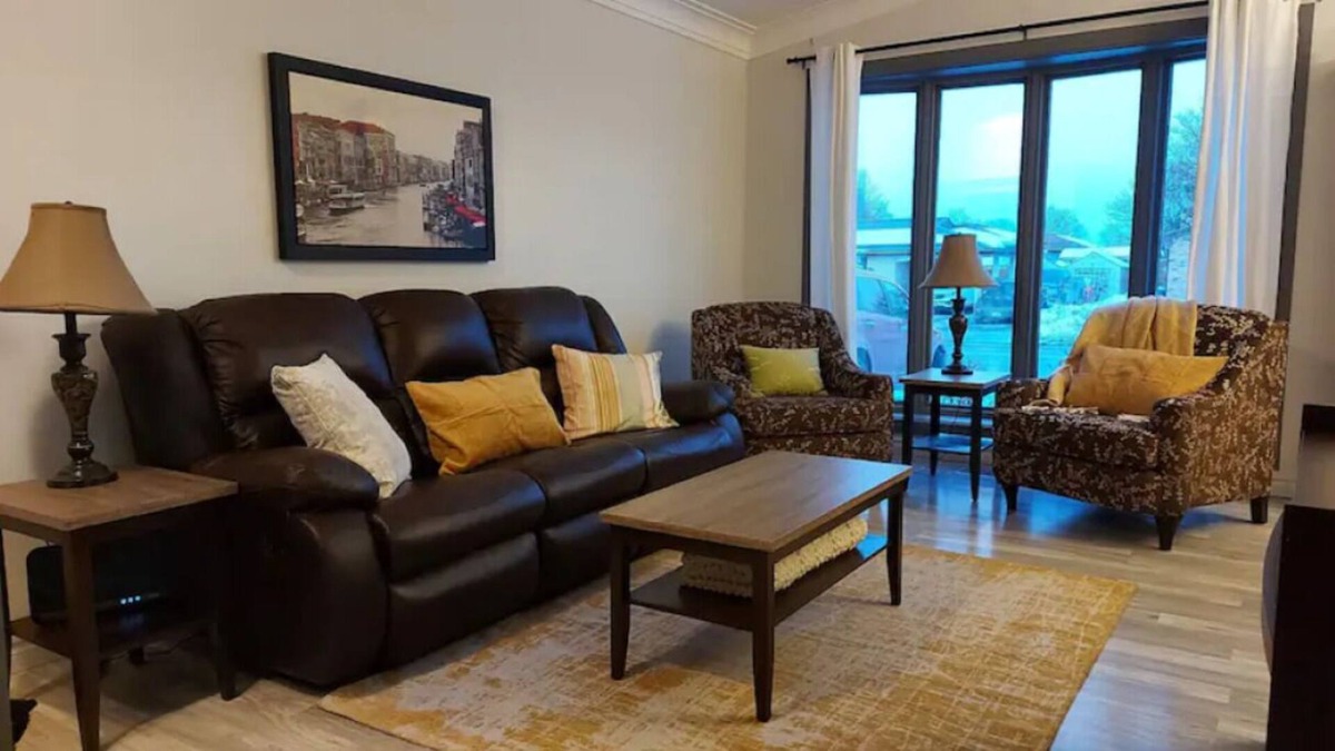 Brantford House | Sara's Place - 3 Bedroom Home with Laundry - Close to downtown!