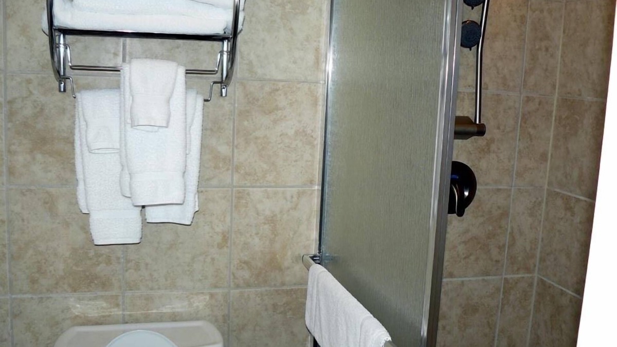 Trailer Estates Hotel | Sarasota “Executive Waterfront Suite” A hotel rm # 103 on Sara Bay Marina