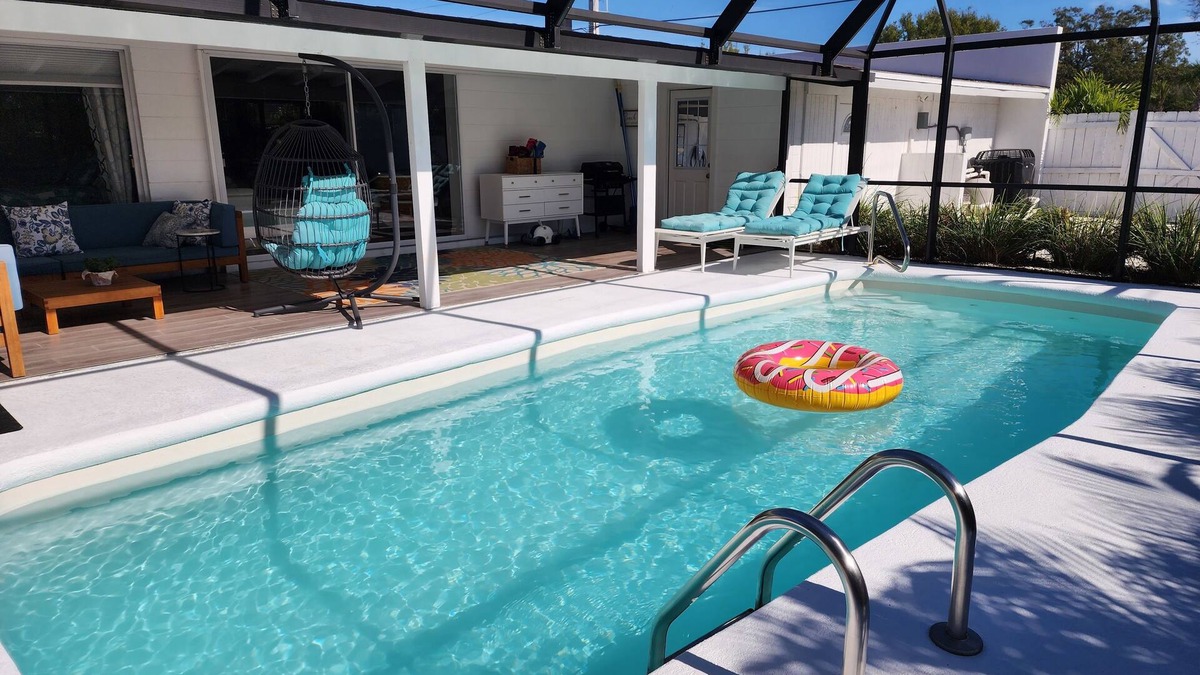 Southgate House | SARASOTA Heated Pool - Pet Friendly - Garage w/EV Charger - Close to Beaches!