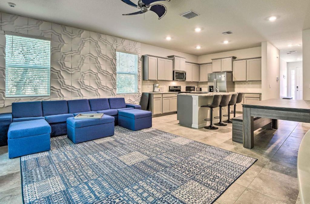 Braden River House | Sarasota Townhouse with Lanai about 10 Mi to Beach!
