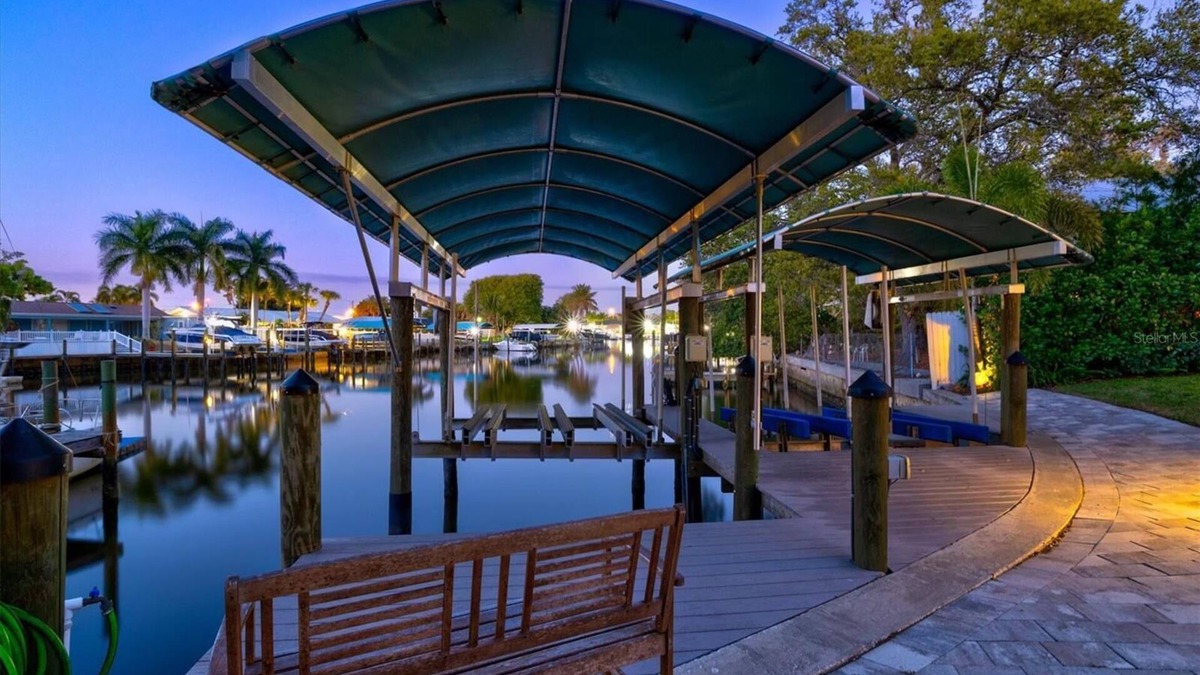 Trailer Estates House | Sarasota Waterfront - Boat Dock poo/spa, kayaks -12 min to Lido Beach & Downtown