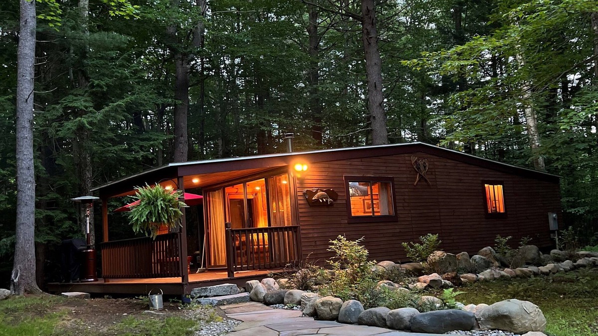 Greenfield Center Cabin | 🐎Saratoga Track & Streamside Retreat 🌲 - Relax, Hike, Shop & Dine!