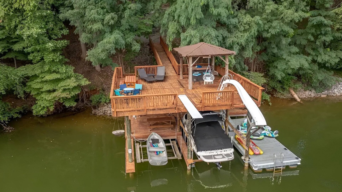 Westlake Corner Cabin | Sasquatch Lodge: Smith Mountain Lakefront Cabin