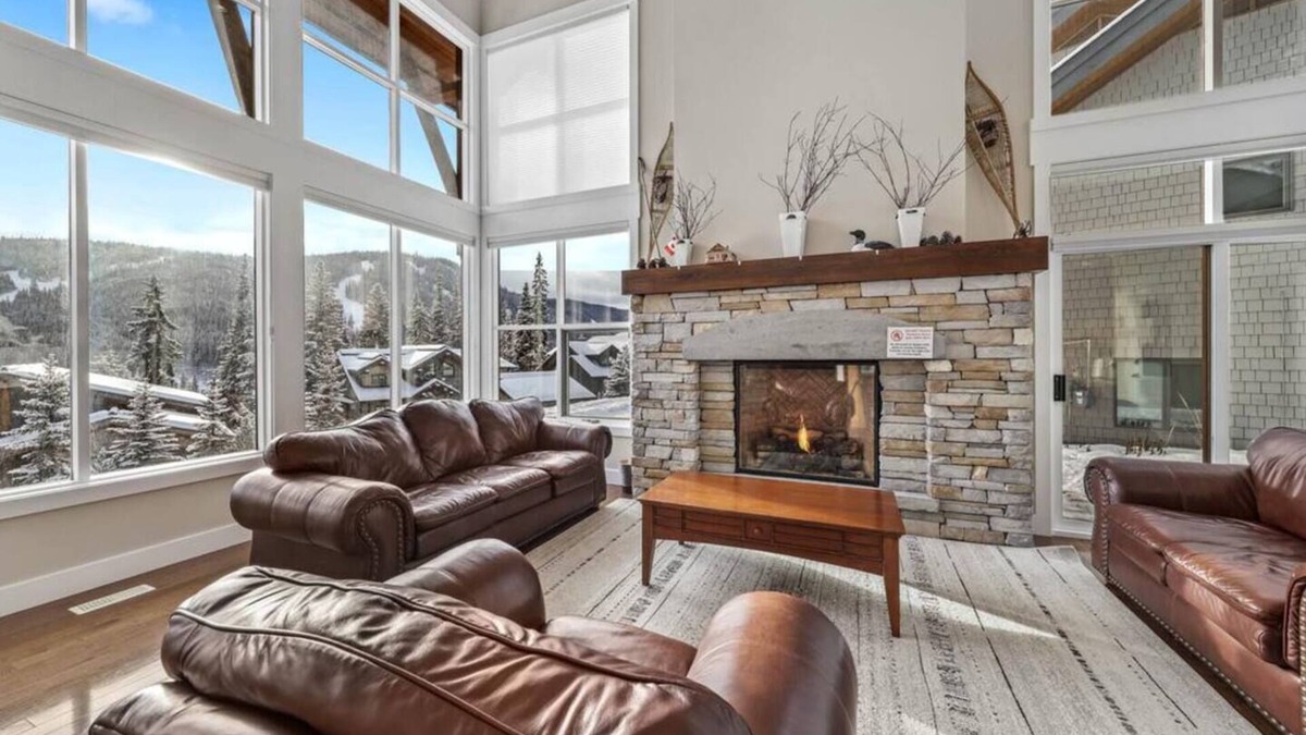 Sun Peaks Ski Chalet | Sasquatch Lodge: Spacious Family Friendly Chalet, 4BR w/Hot Tub and Sauna