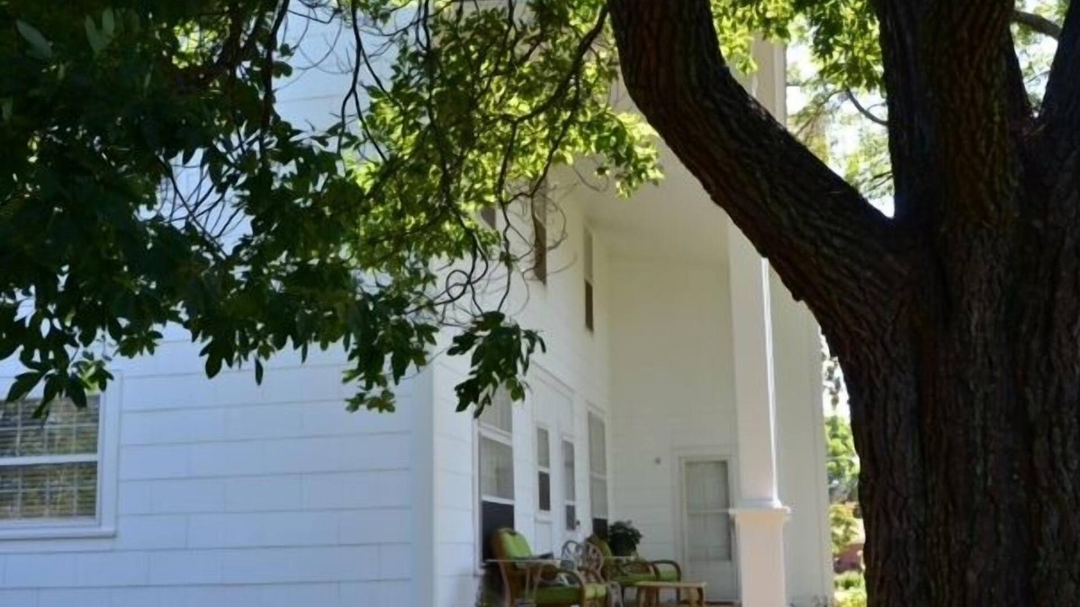 Mena Bed & Breakfast | Sassafras Inn