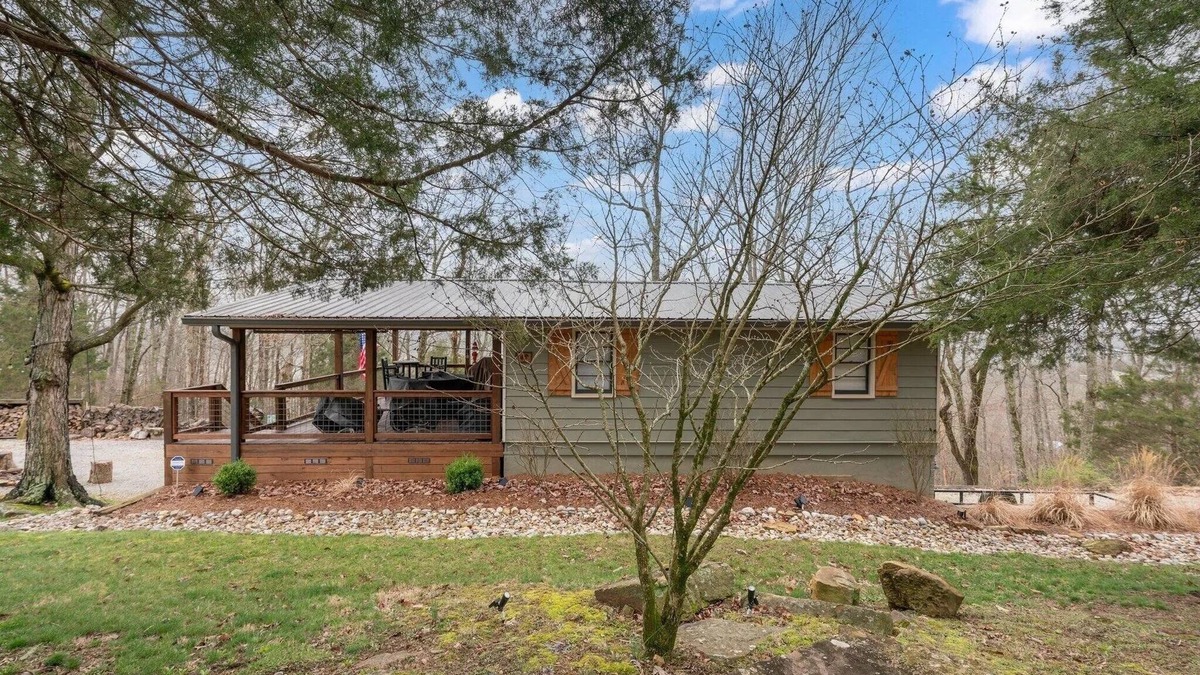 Clarkson House | Sassy Cove Lakehouse on Nolin Lake