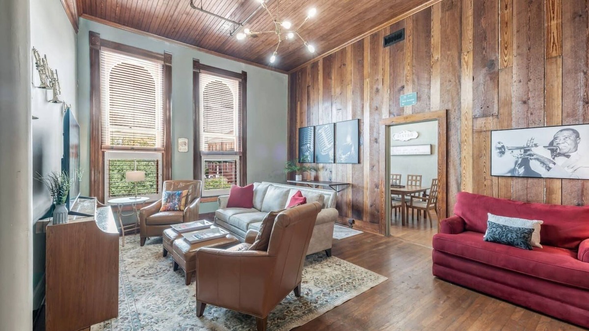 Downtown Apartment | Satchmo: Dwntwn Bryan-Main Street, 2nd floor, King Beds