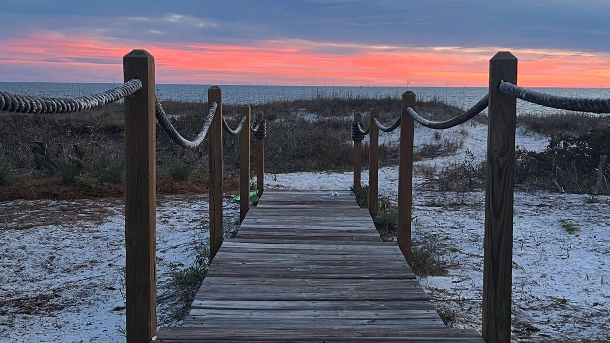 Alligator Point House | SATSUMA SUNSET☀️ Spacious '70s beach bungalow 🏖️ beachfront 🌊 tranquil retreat