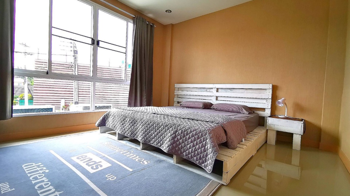 Wua Lai House | Saturday night street nearby home and rooms.
