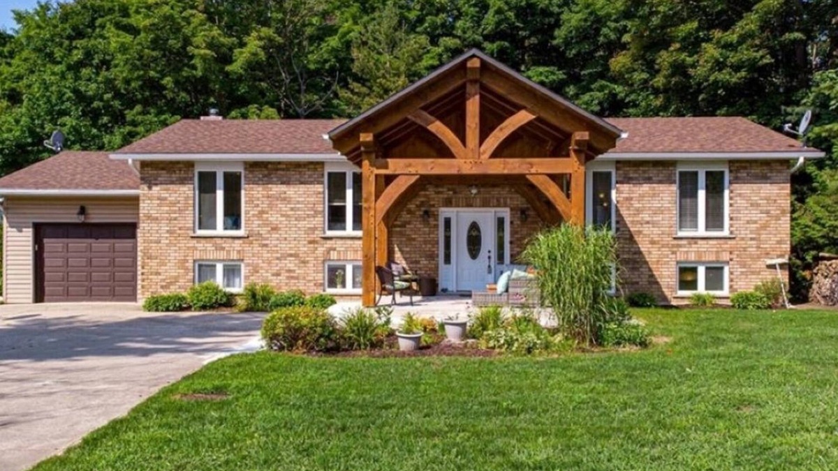 Sauble Beach Cottage | Sauble Beach renovated, large modern cottage + chefs kitchen. 5 mins to Main St