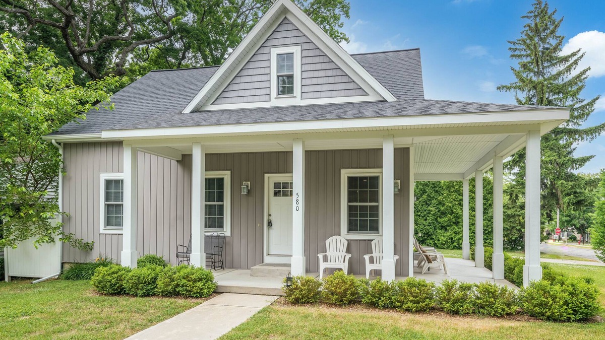 Saugatuck House | Saugatuck: Newer Home ~ On-The-Hill-Steps From Everything!
