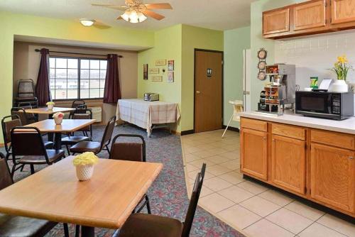 Sauk Centre Hotel | Sauk River Inn & Suites, a Travelodge by Wyndham