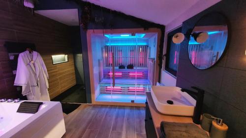 Saint-Jean-de-la-Neuville House | SAUNA, BALNEO, TERRASSE, PARKING, Le tout totalement privé dans maison indépendante à la décoration soignée, ensoleillé et sans vis à vis, Prise VE, Calme et discrétion Garantis, Idéalement situé pour visiter la région, Animaux bienvenues
