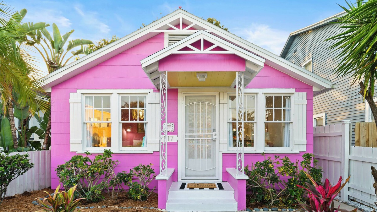 Lake Worth House | Sauna; Bar; Beach; Walk Downtown; Courtyard; Artsy; Family and Pet Friendly