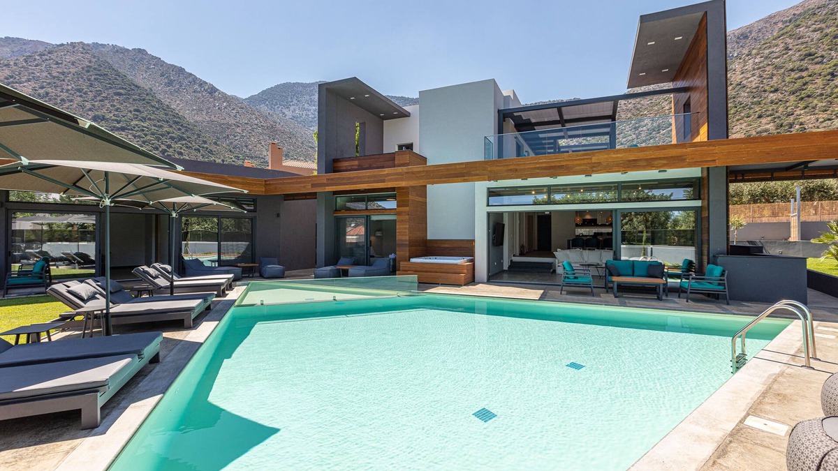 Vlichada Villa | Sauna, heated pool, kids pool, close to the beach & shops!