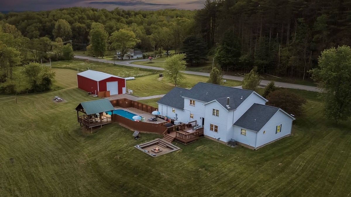 Logan House | Sauna-HeatedPool-Karaoke-SunkenFirepit-GameBarn