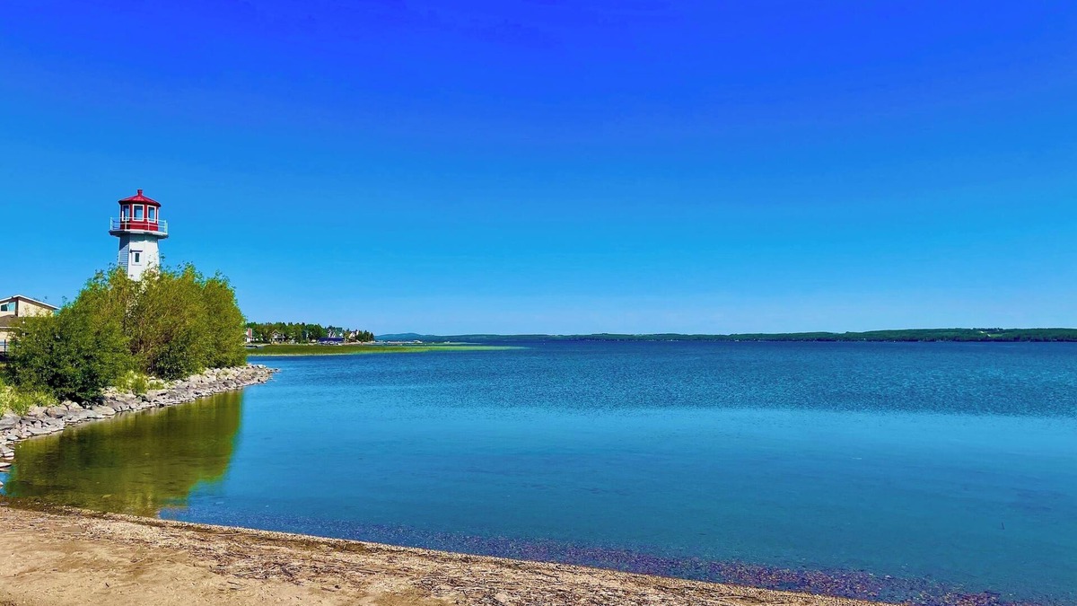 Sylvan Lake House | Sauna/Plunge @ Days @ the Lake - Lake town getaway in a quiet neighbourhood
