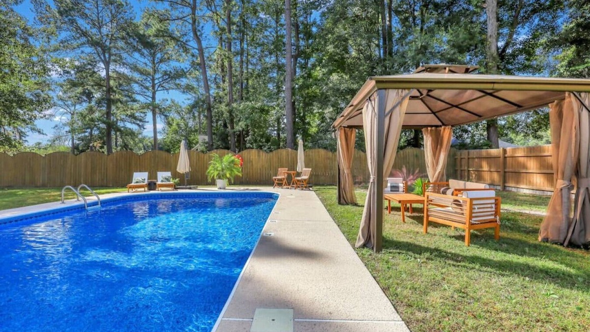 Savannah House | Savannah 5BR Pool, Jacuzzi, Firepit, Sports, Games