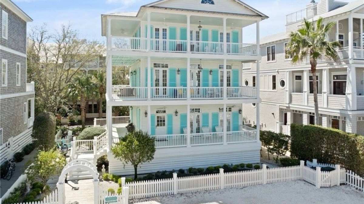 East Beach House | Savannah Cottage SSI- Family-Run- Steps to Beach with Heated Pool & Golf Cart